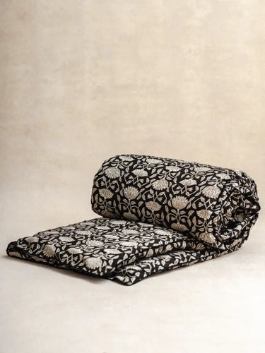 Housse de SofaCover  en coton imprimée à la main, motifs graphiques Lotus Noir. Finition passepoil élégante, déhoussable et lavable, idéale pour un intérieur éco-responsable et modulable.